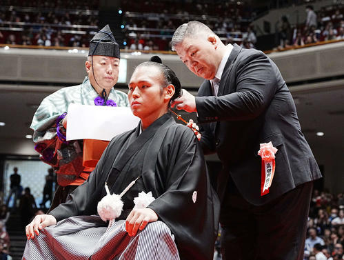 元貴景勝が断髪式「ちょんまげに誇り…この身なりで完全に終わった