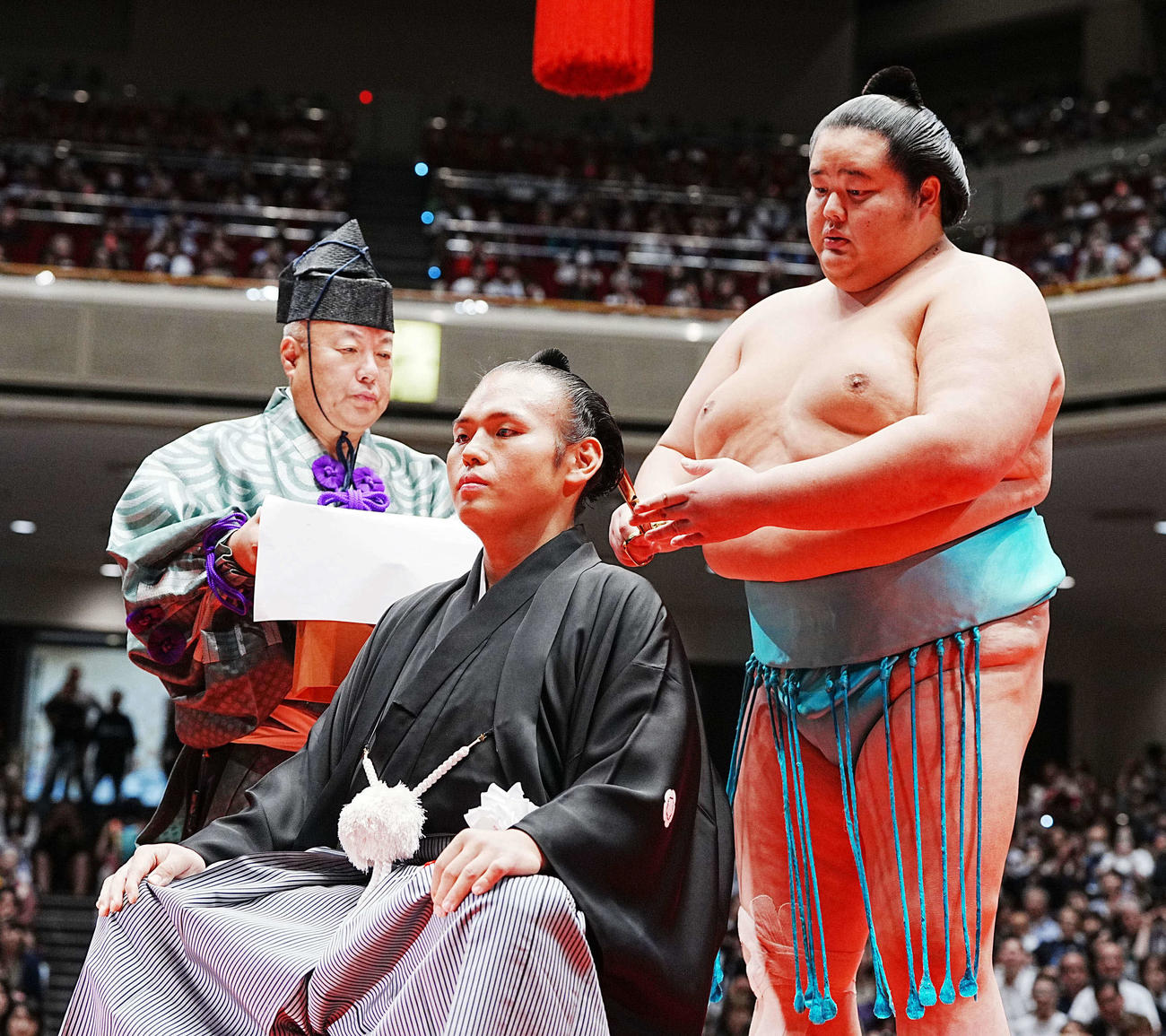貴景勝引退湊川襲名披露大相撲で琴桜（右）からはさみを入れてもらう湊川親方（撮影・小沢裕）