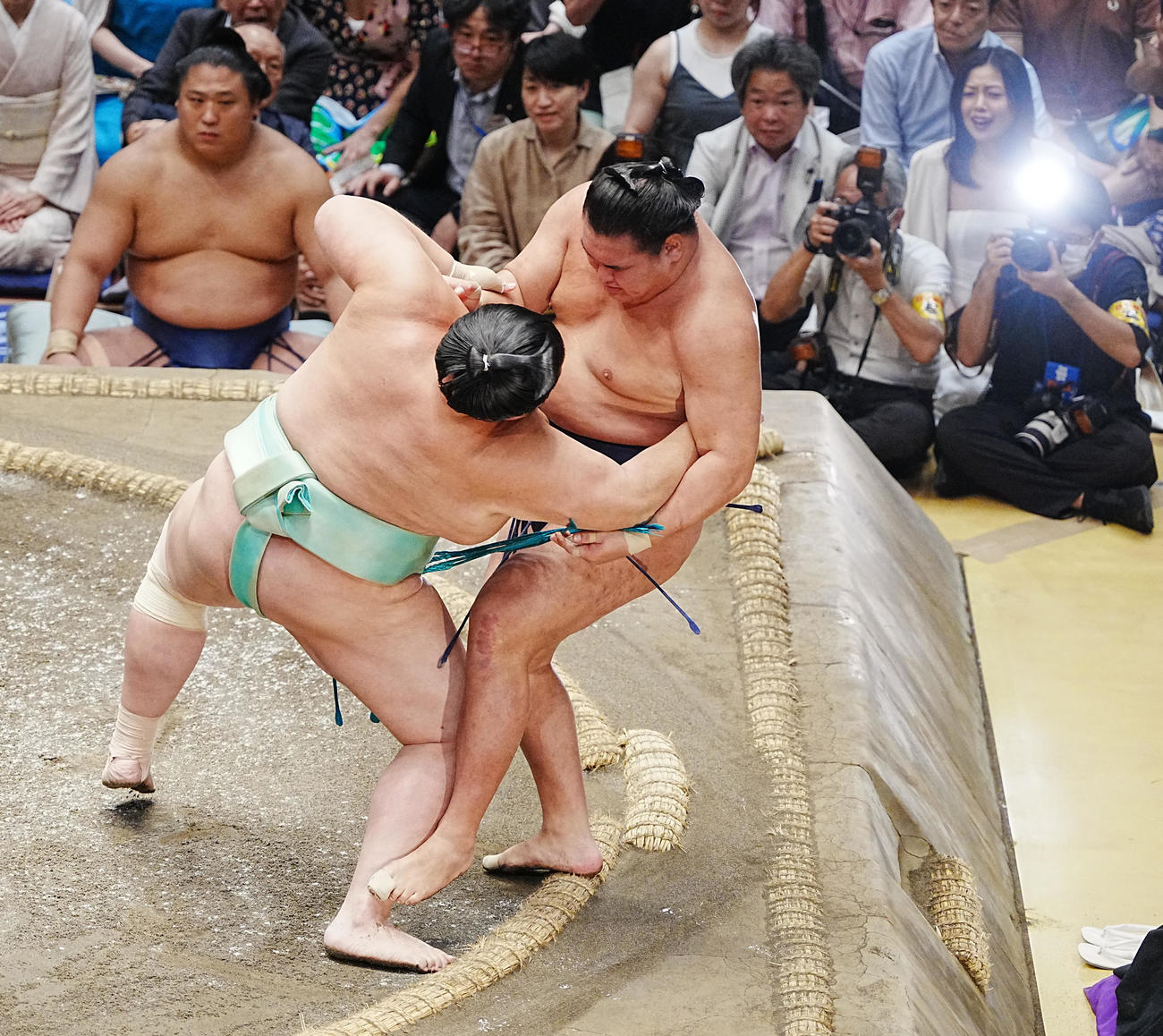 豊昇龍（右）を寄り切る琴桜。この一番で右膝を痛めた（2025年9月26日撮影）