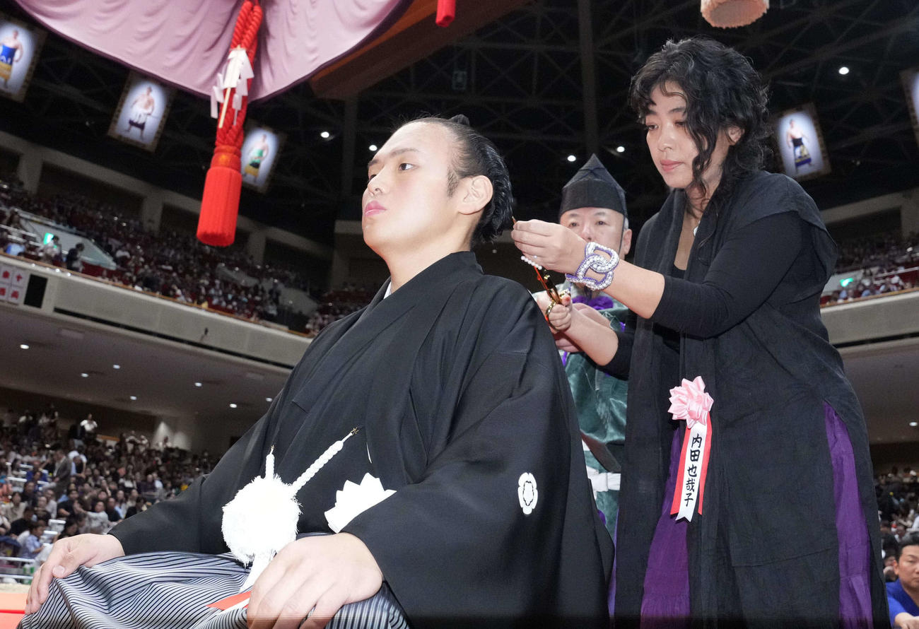 貴景勝引退湊川襲名披露大相撲で内田也哉子（右）からはさみを入れてもらう湊川親方（撮影・小沢裕）
