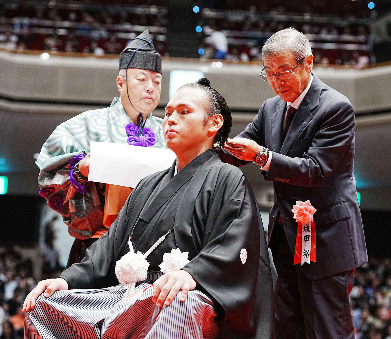 貴景勝引退湊川襲名披露大相撲でヤクルト成田代表取締役社長（右）からはさみを入れてもらう湊川親方（撮影・小沢裕）