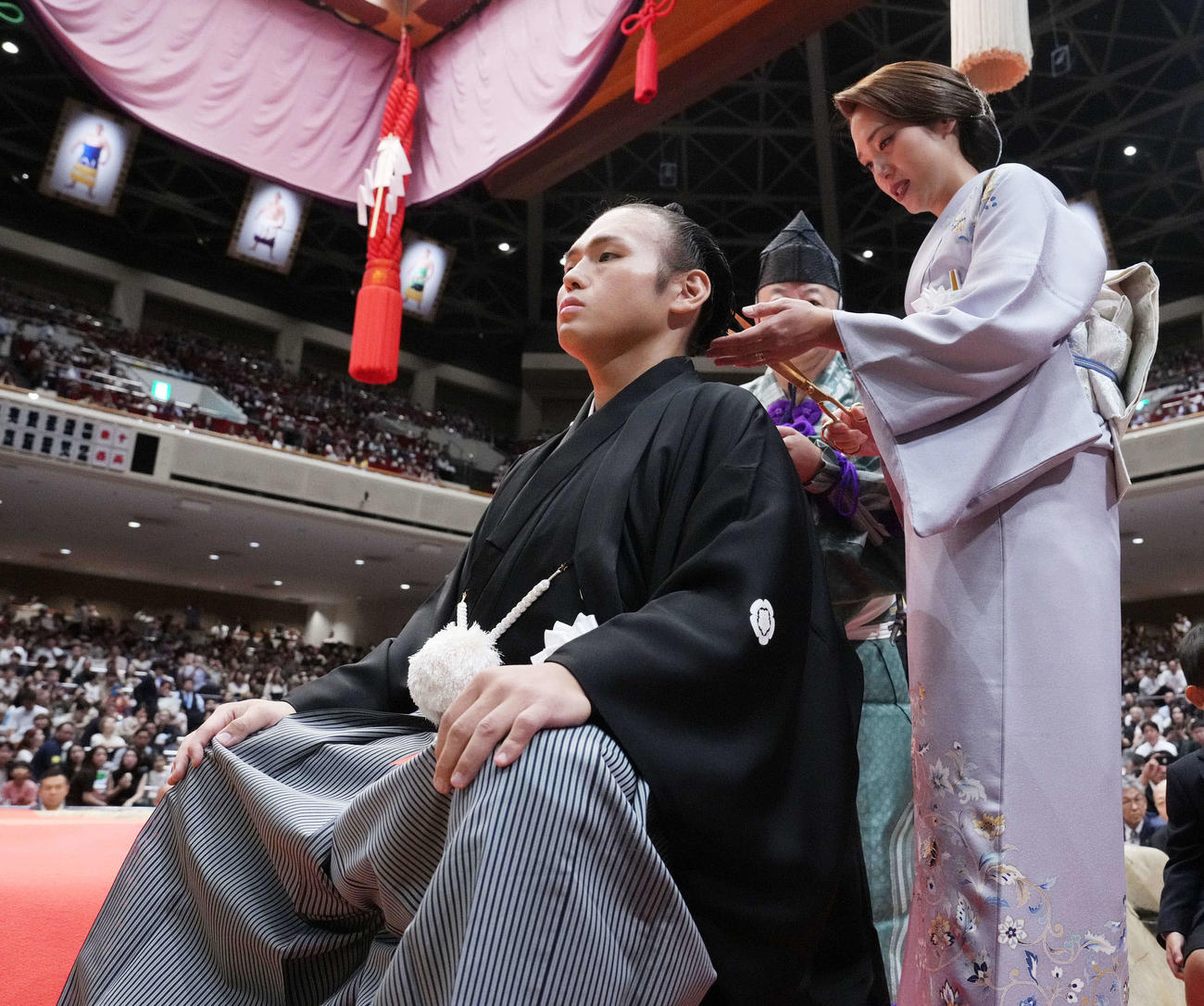 貴景勝引退湊川襲名披露大相撲で有希奈夫人にはさみを入れてもらう湊川親方（撮影・小沢裕）