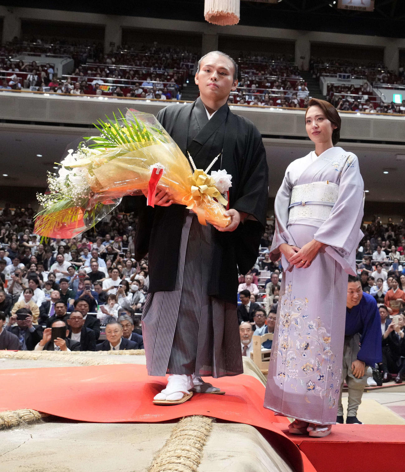 貴景勝引退湊川襲名披露大相撲で有希奈夫人（右）から花束を贈呈される湊川親方（撮影・小沢裕）