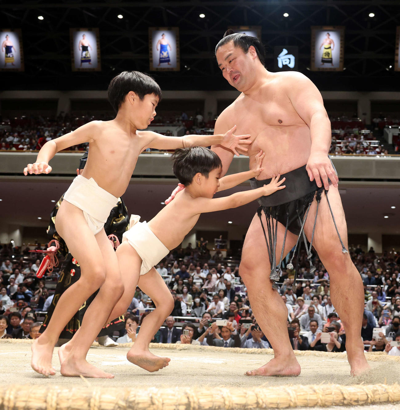 長男泰吉さん（左）、次男兼吉さん（中央）と最後の取組をする振分親方（元関脇妙義龍）（撮影・鈴木正人）