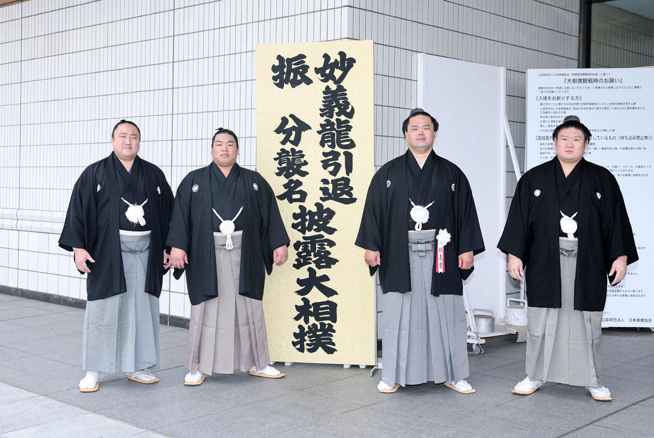 写真に納まる、左から佐田の海、平戸海、振分親方（元関脇妙義龍）、西ノ龍（撮影・鈴木正人）