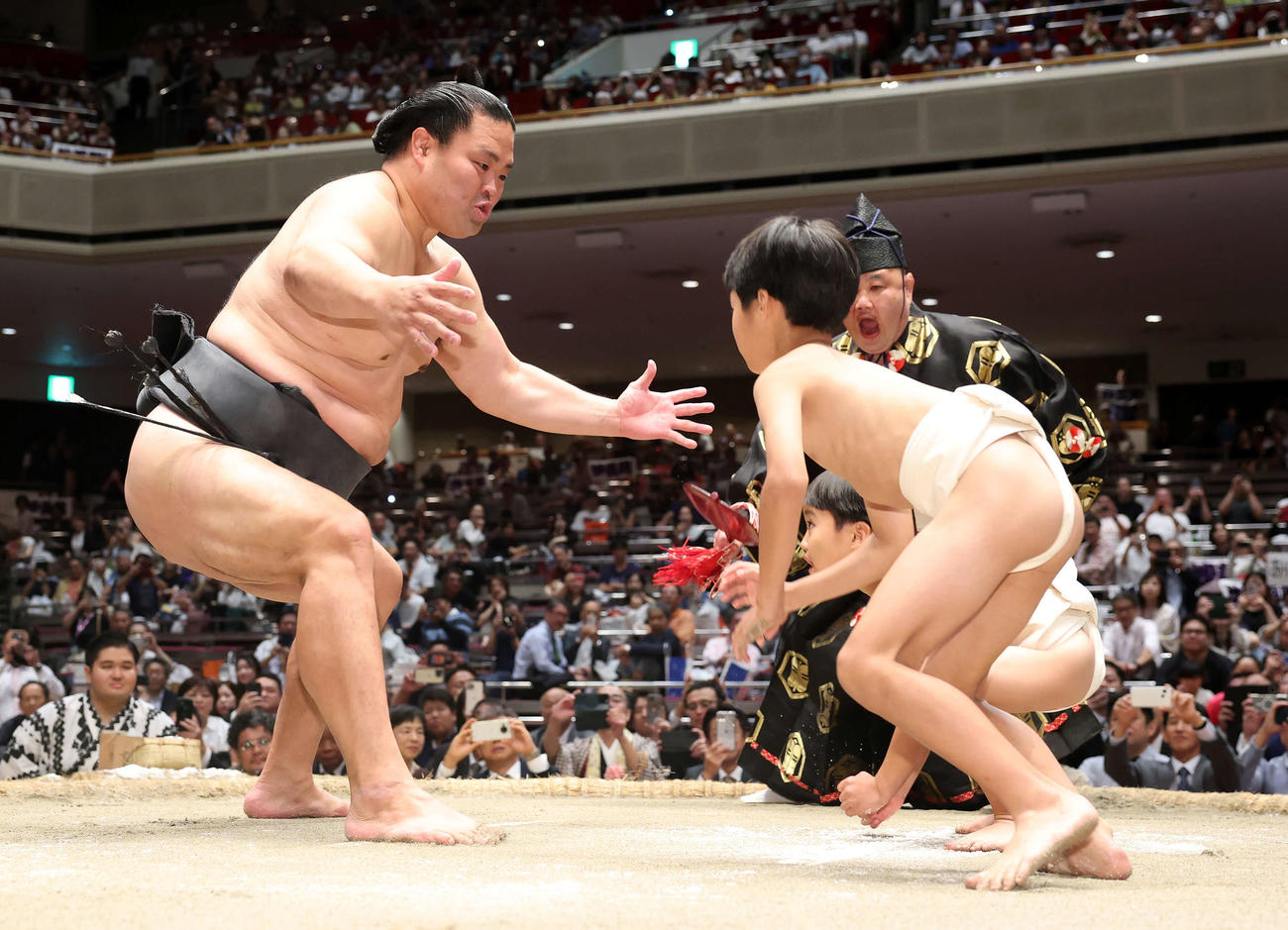長男泰吉さん（右手前）、次男兼吉さん（右後方）と最後の取組をする振分親方（元関脇妙義龍）（撮影・鈴木正人）
