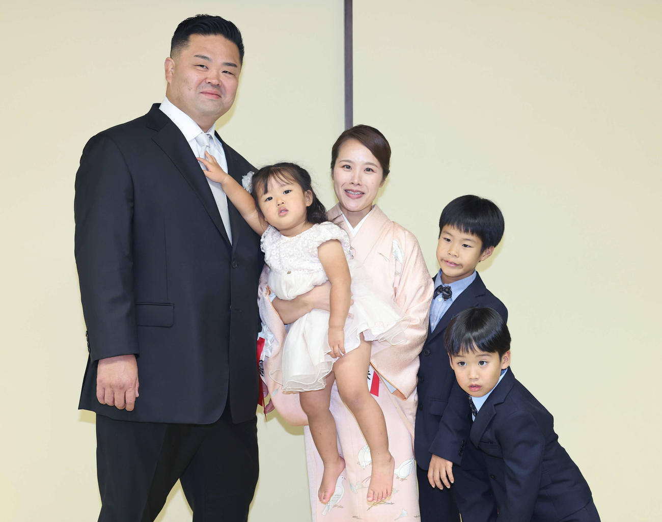 断髪式を終え写真に納まる、左から振分親方、長女和采さん、香奈夫人、長男泰吉さん、次男兼吉さん（撮影・鈴木正人）