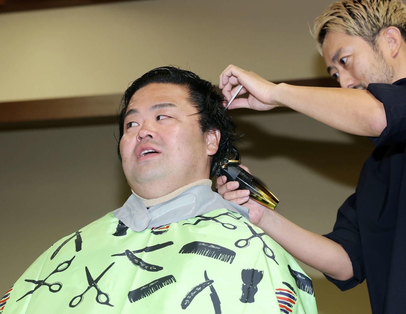 断髪式を終え整髪する振分親方（撮影・鈴木正人）