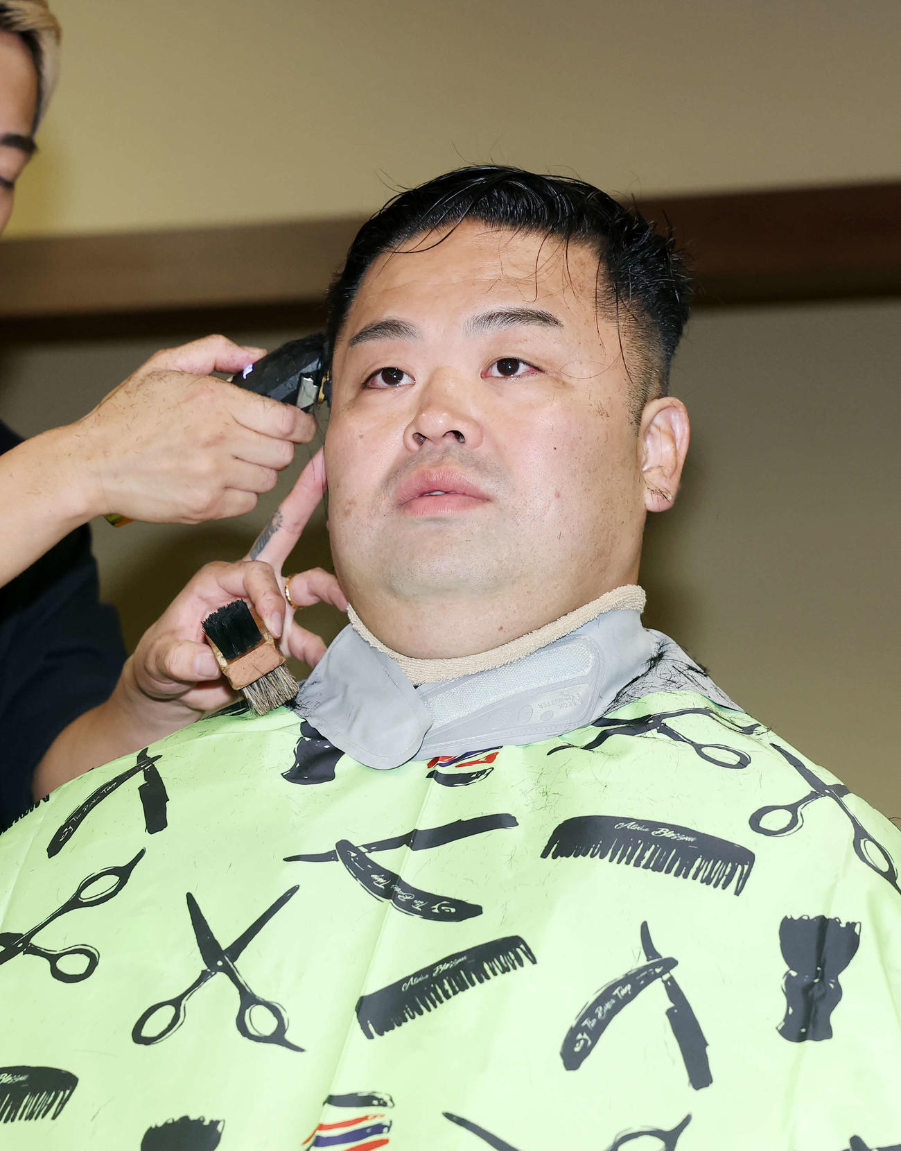 断髪式を終え整髪する振分親方（撮影・鈴木正人）