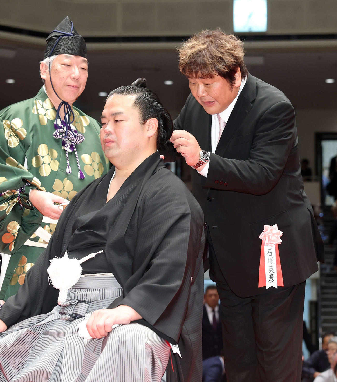 石塚英彦（右）にはさみを入れてもらう振分親方（撮影・鈴木正人）