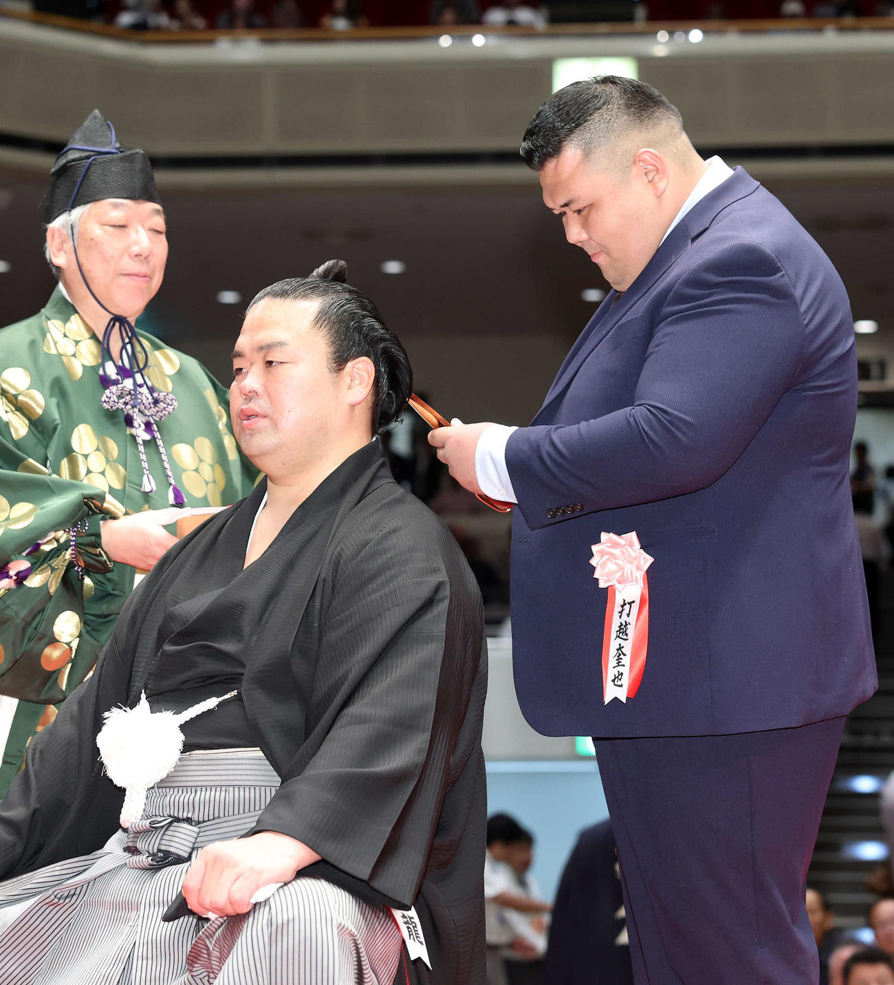打越氏（元小結阿武咲）（右）にはさみを入れてもらう振分親方（撮影・鈴木正人）