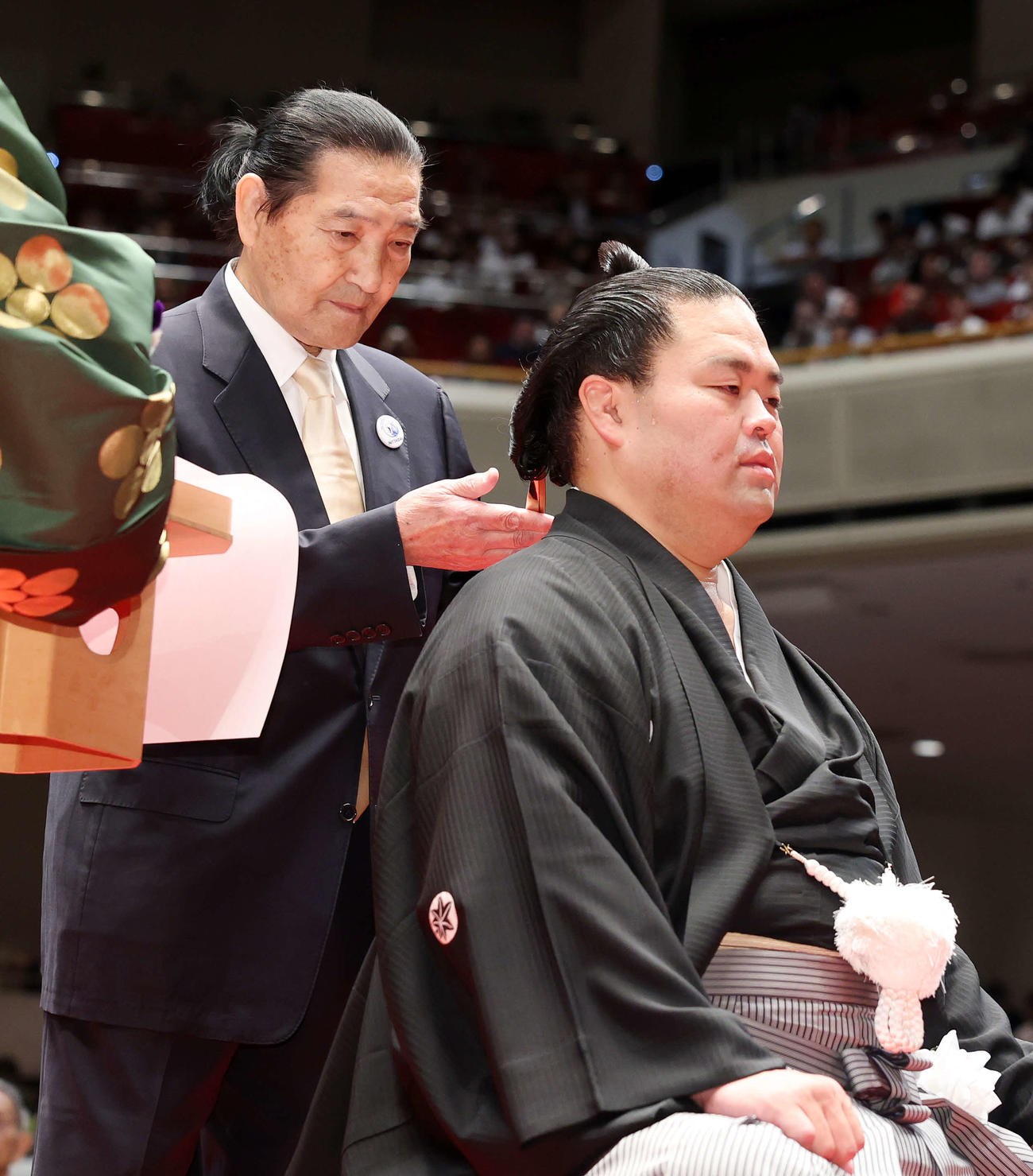 松浪氏（左）にはさみを入れてもらう振分親方（撮影・鈴木正人）