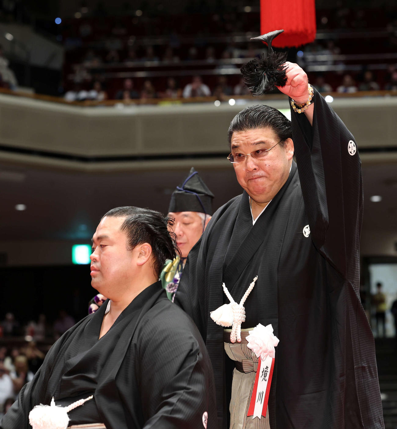 振分親方（左）の止めばさみを行った境川親方（撮影・鈴木正人）