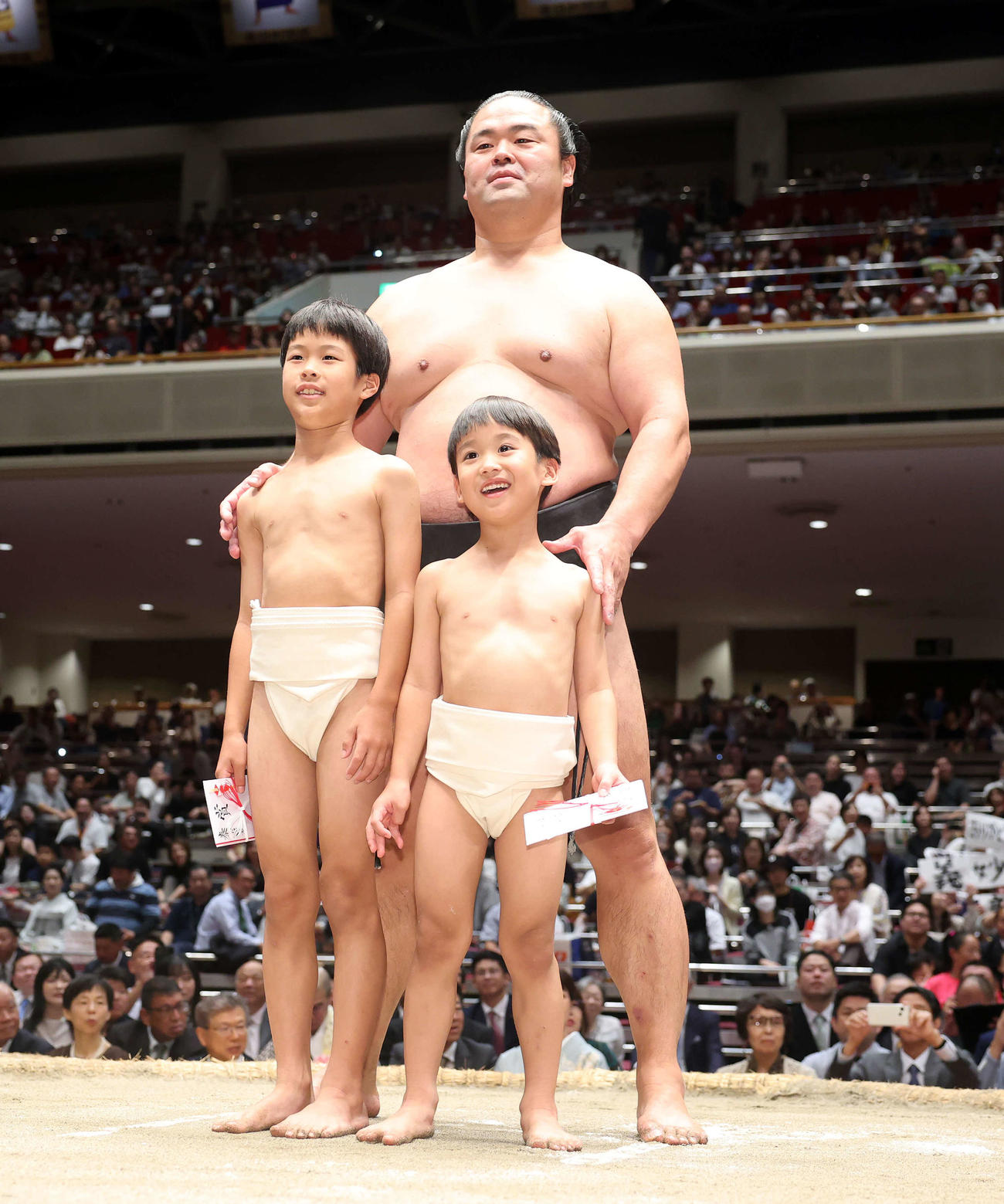 最後の取組を終え写真に納まる前列左から長男泰吉さん、次男兼吉さん、後列振分親方（元関脇妙義龍）（撮影・鈴木正人）