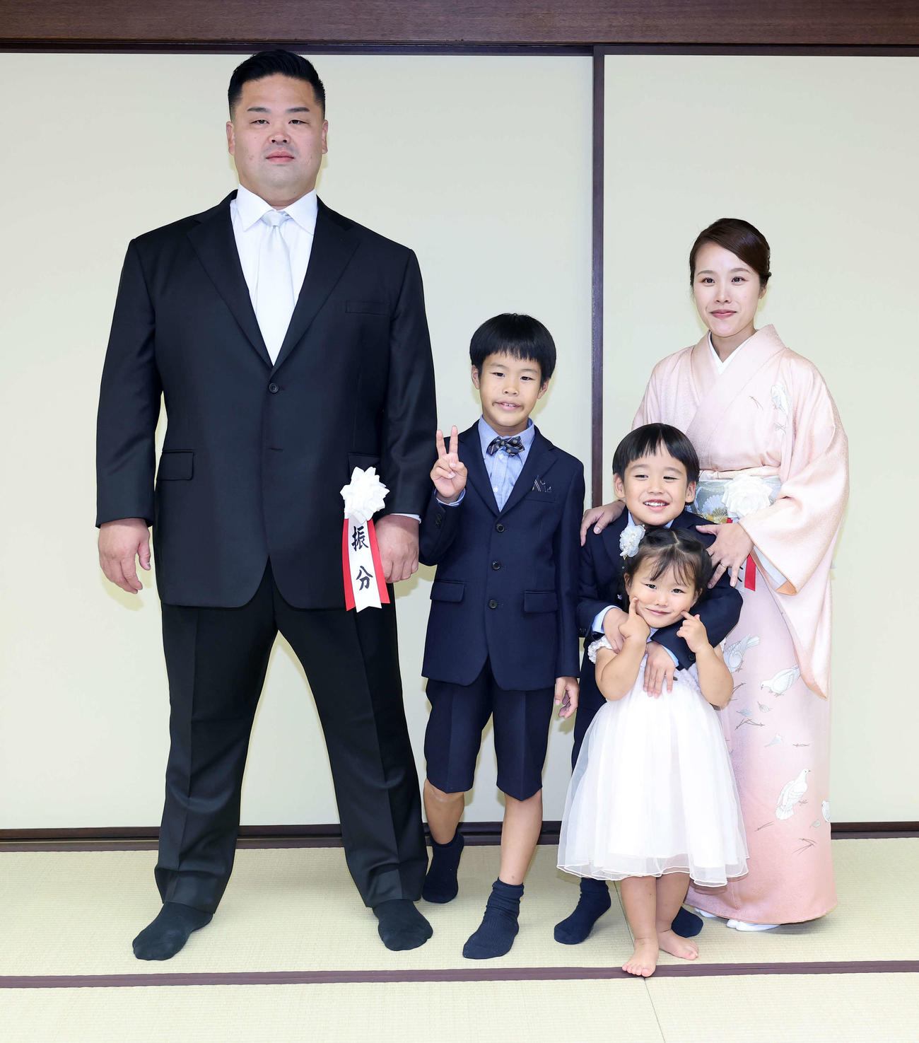 断髪式を終え写真に納まる、左から振分親方、長男泰吉さん、次男兼吉さん、長女和采さん、香奈夫人（撮影・鈴木正人）