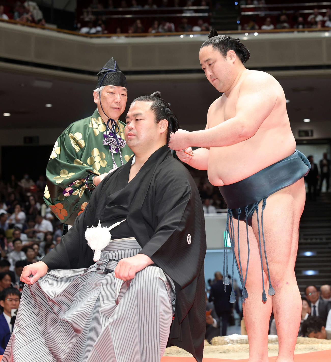 佐田の海（右）にはさみを入れてもらう振分親方（撮影・鈴木正人）