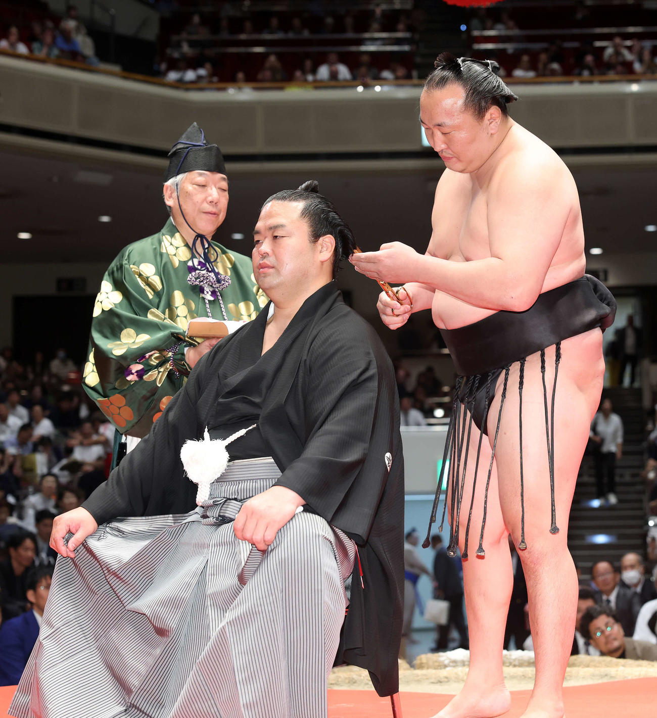 千代翔馬（右）にはさみを入れてもらう振分親方（撮影・鈴木正人）