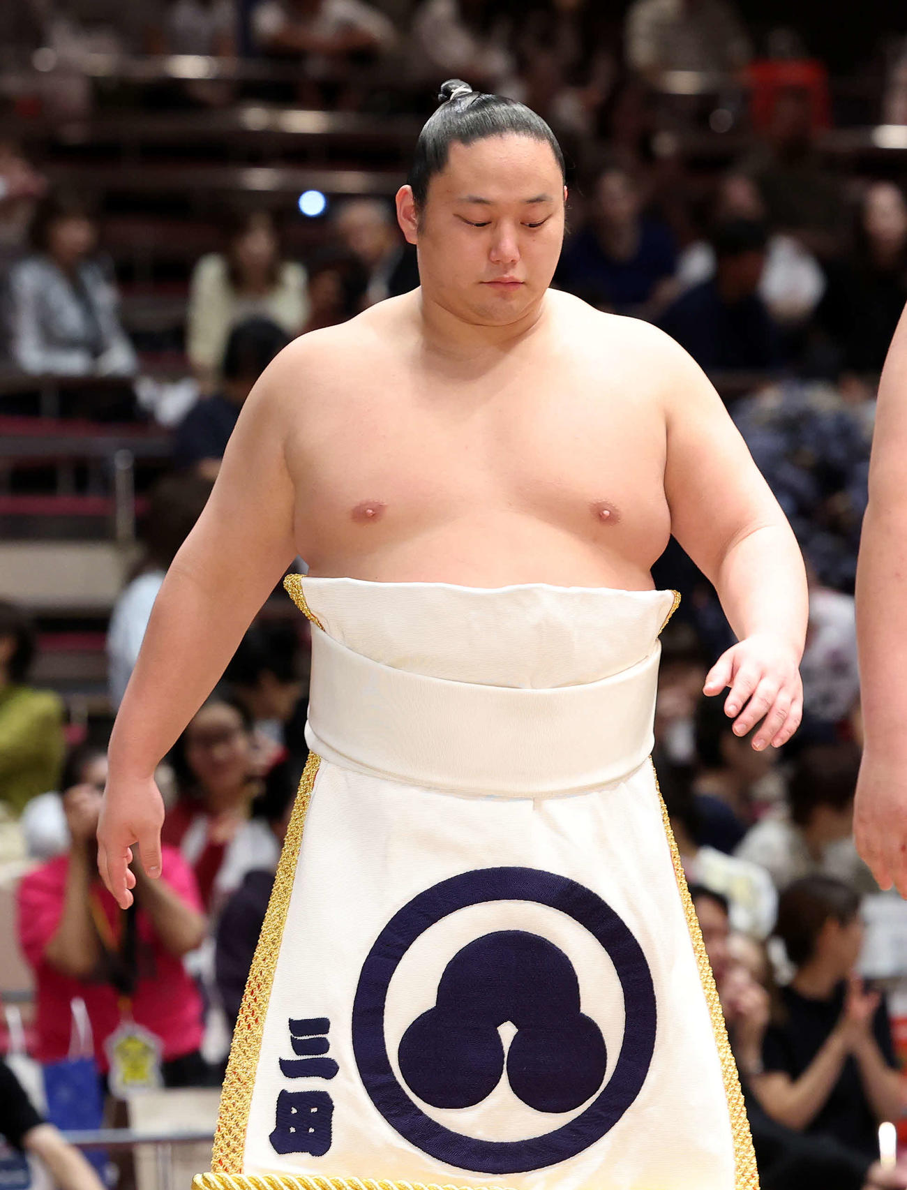 妙義龍引退振分襲名披露大相撲でまげを結い土俵入りする三田（撮影・鈴木正人）