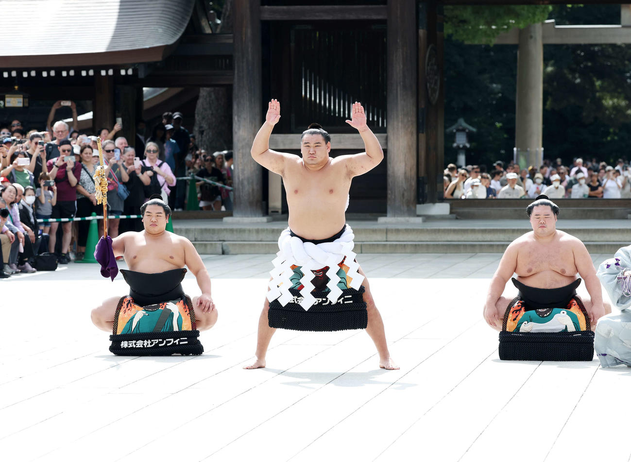 明治神宮奉納土俵入りに臨む豊昇龍、露払いは明生、太刀持ちは平戸海（撮影・鈴木正人）