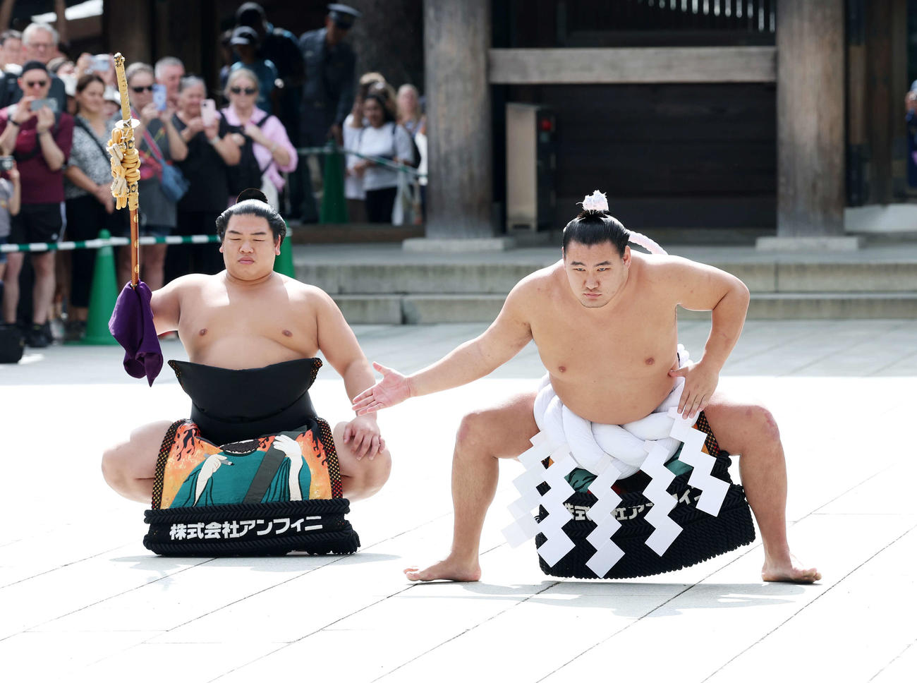 明治神宮奉納土俵入りに臨む豊昇龍、太刀持ちは平戸海（撮影・鈴木正人）
