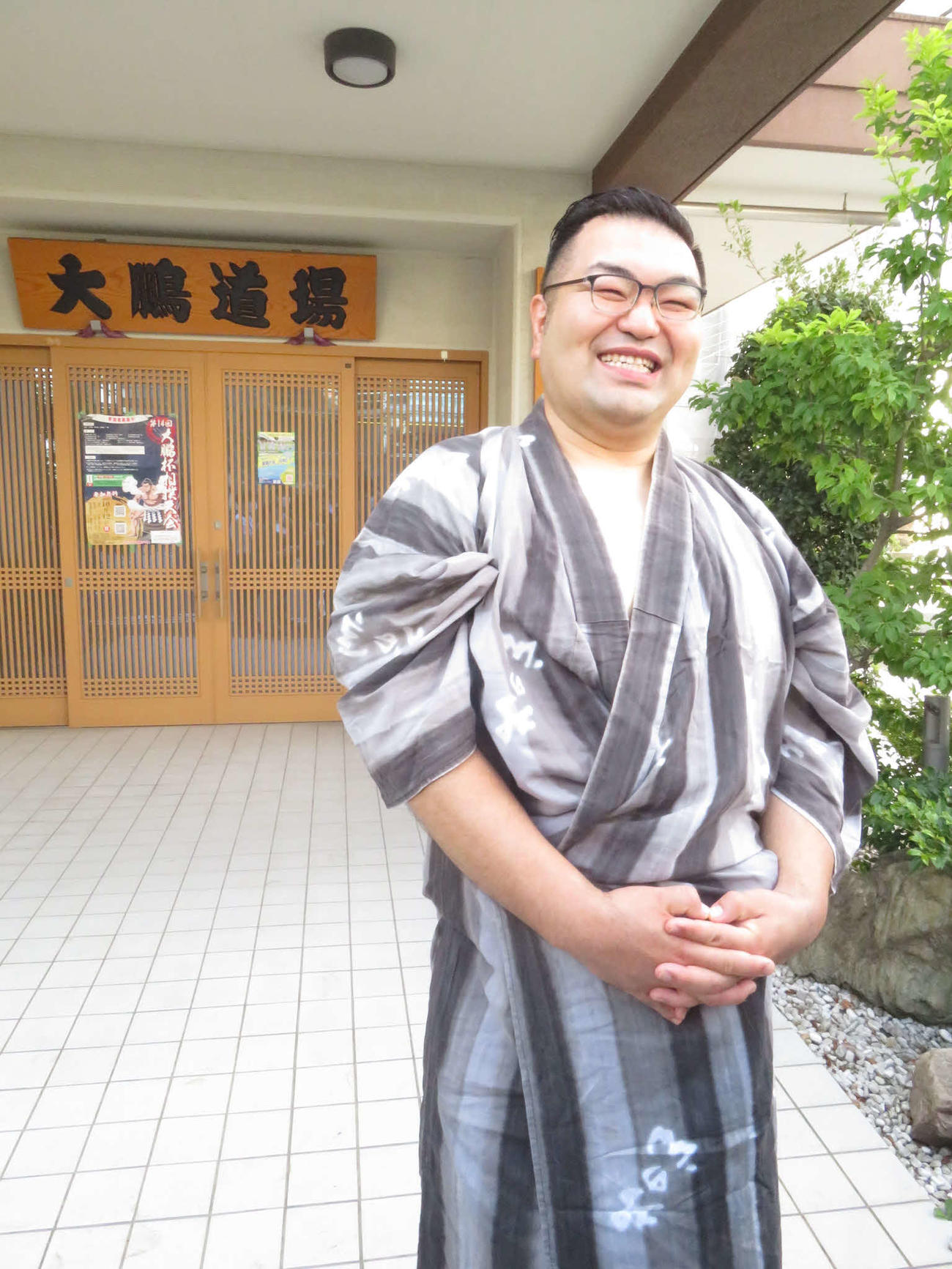 新体制で稽古を行った後、報道陣の取材に応じて笑顔を見せた元玉飛鳥の大嶽親方