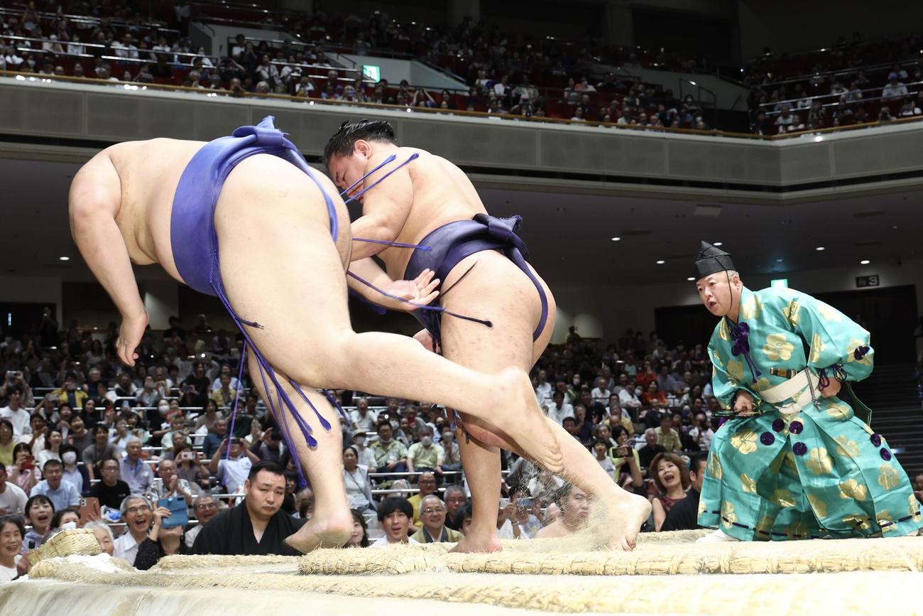 決勝戦で、大の里（左）を上手投げで破る豊昇龍（撮影・河田真司）