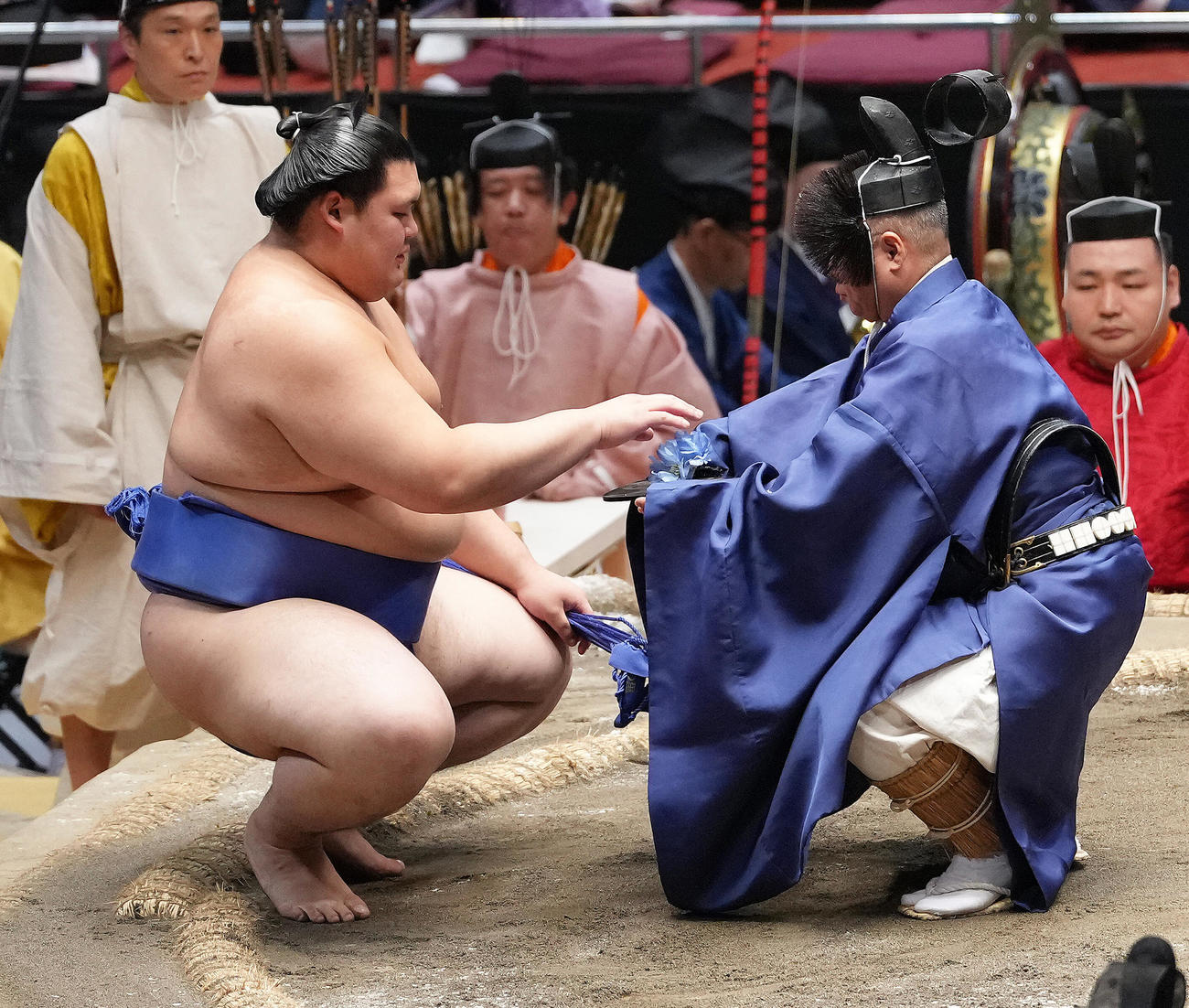 古式大相撲の勝ち名乗りで花を受け取る大の里（撮影・足立雅史）