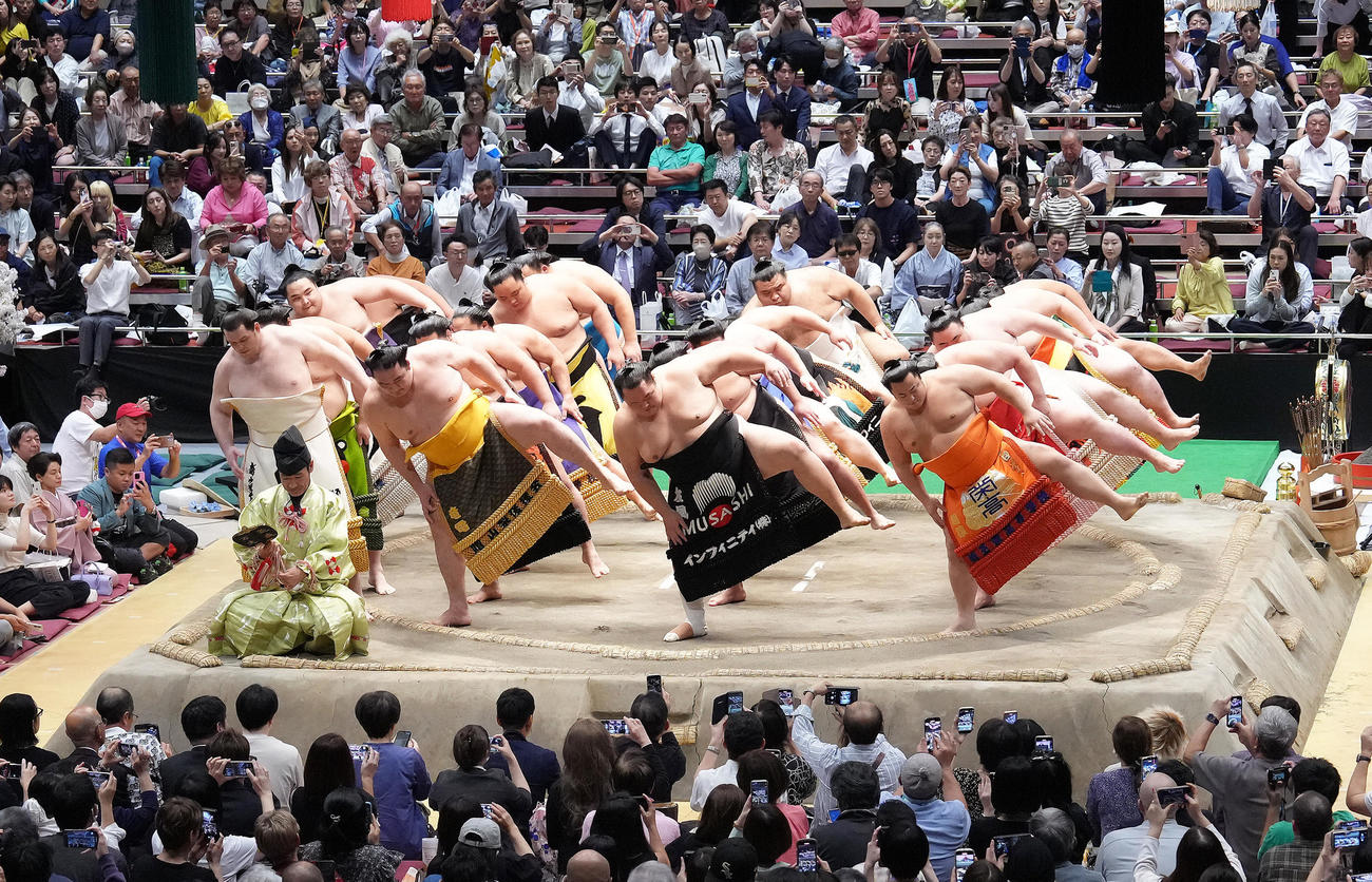 東方の御前掛かり土俵入り（撮影・足立雅史）