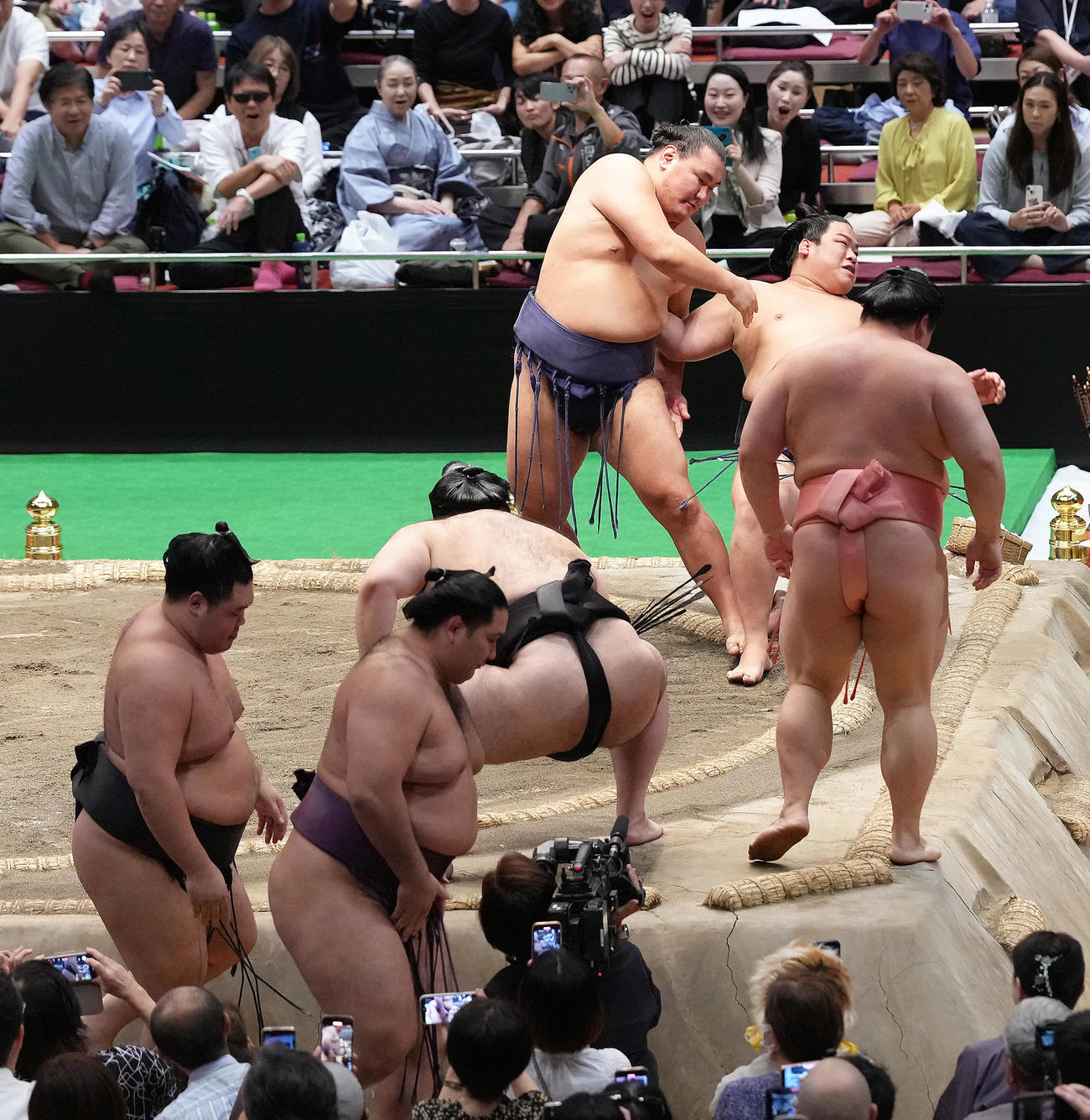 横綱五人掛かりに臨む豊昇龍（後方左）（撮影・足立雅史）