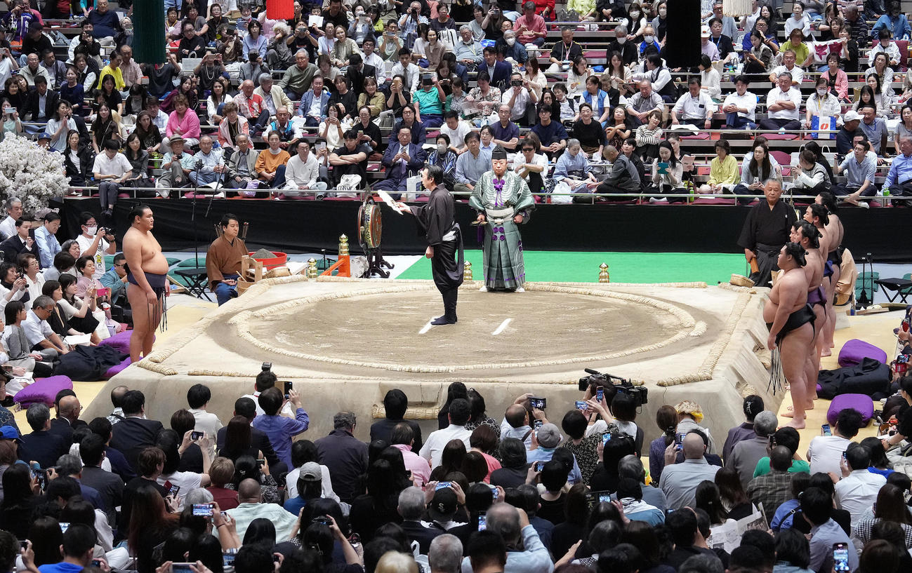横綱五人掛かりに臨む豊昇龍（左）（撮影・足立雅史）