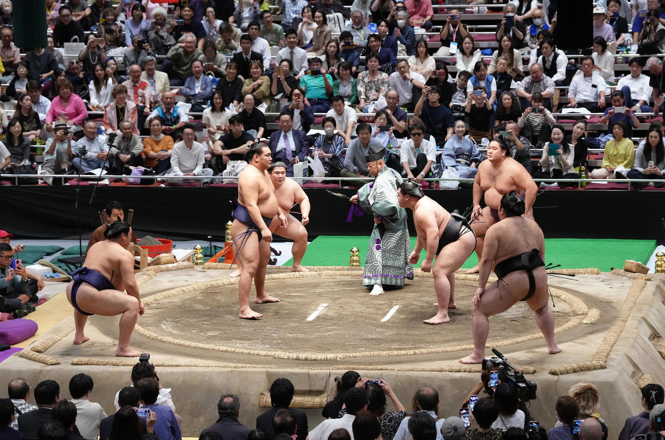 横綱五人掛かりに臨む豊昇龍（中央左）（撮影・足立雅史）