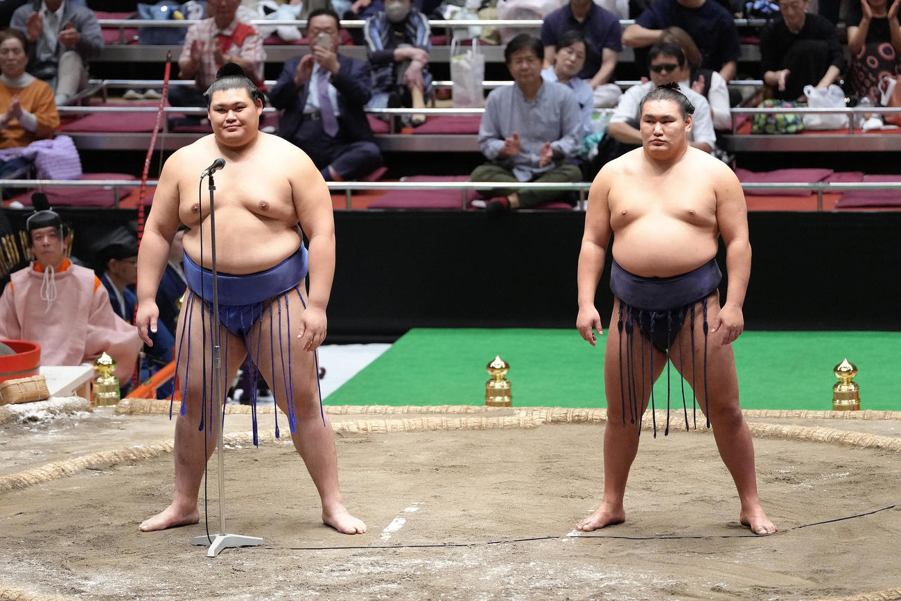 大相撲100周年場所を終え、あいさつする大の里（左）と豊昇龍（撮影・足立雅史）