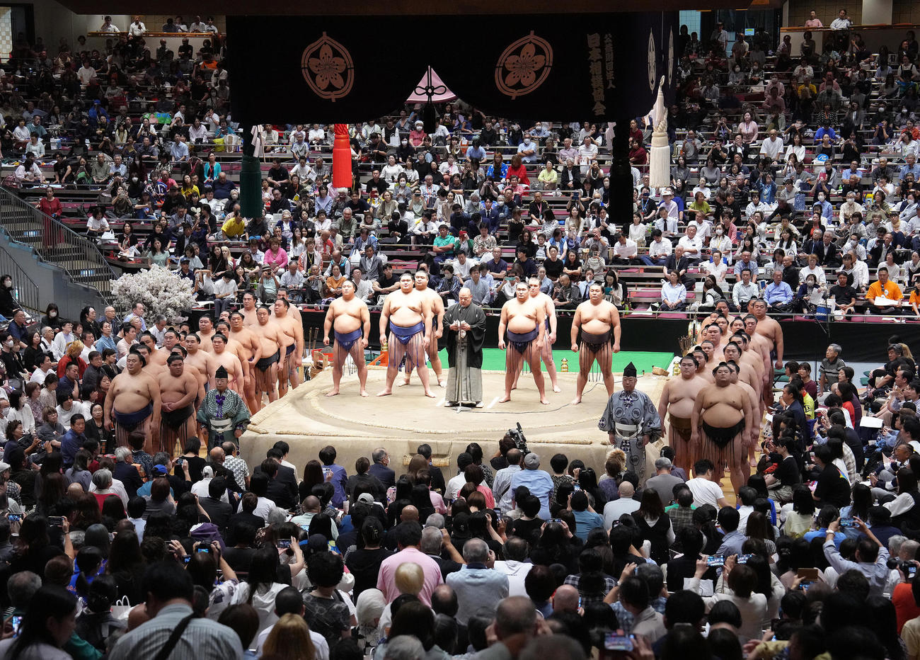 大相撲100周年場所であいさつする日本相撲協会の八角理事長（中央）と幕内全力士（撮影・足立雅史）