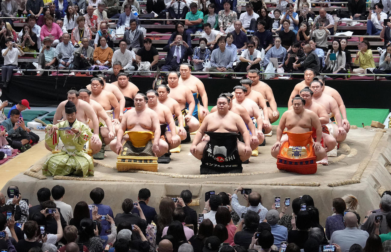 東方の御前掛かり土俵入り（撮影・足立雅史）
