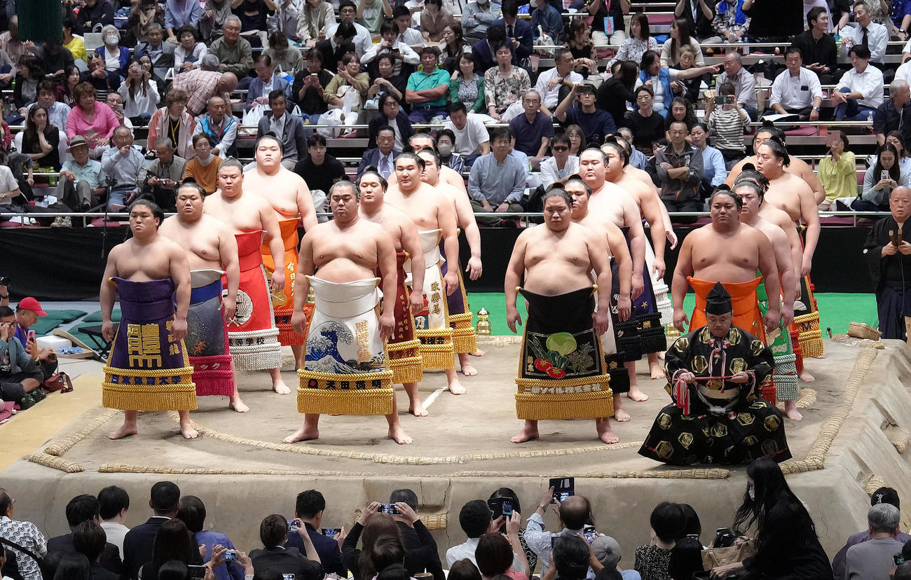 西方の御前掛かり土俵入り（撮影・足立雅史）