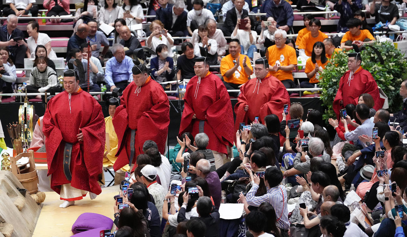 古式大相撲で出居（いでい）を務める二所ノ関親方（元横綱稀勢の里・左端）ら（撮影・足立雅史）