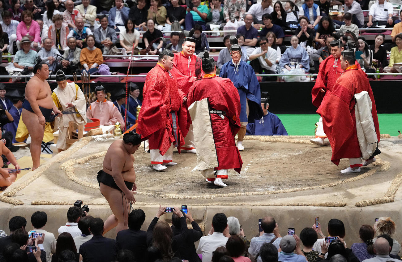 古式大相撲の玉鷲－阿炎の取組で論（ろん・物言い）となり、土俵上で競技する出居（いでい）と呼ばれる審判団（撮影・足立雅史）