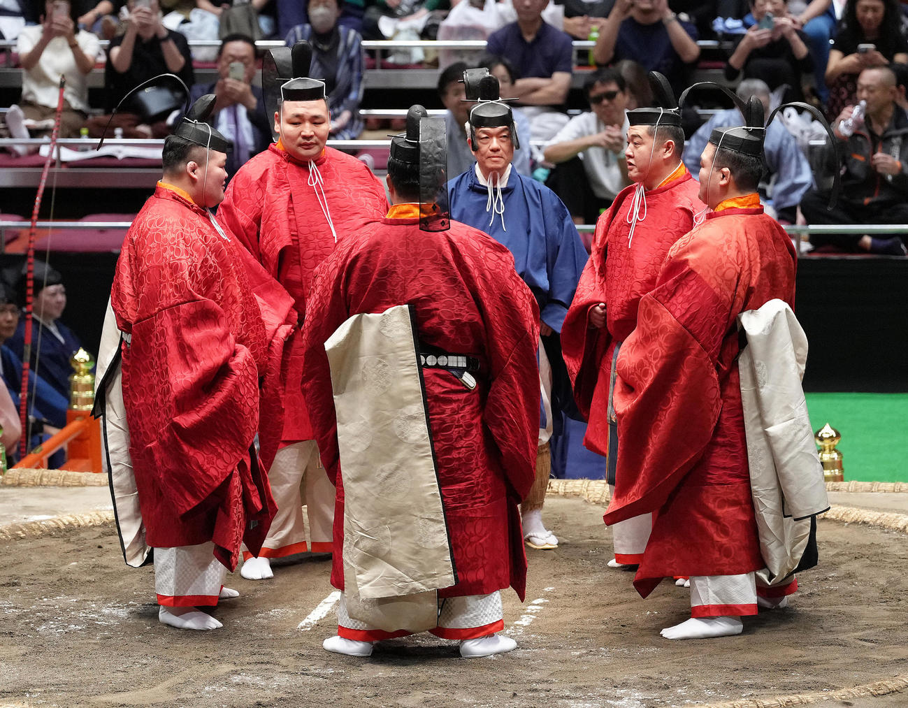 古式大相撲の玉鷲－阿炎の取組で論（ろん・物言い）となり、土俵上で競技する出居（いでい）と呼ばれる審判団（撮影・足立雅史）