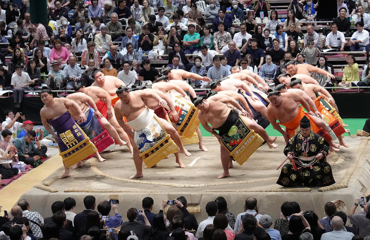 西方の御前掛かり土俵入り（撮影・足立雅史）