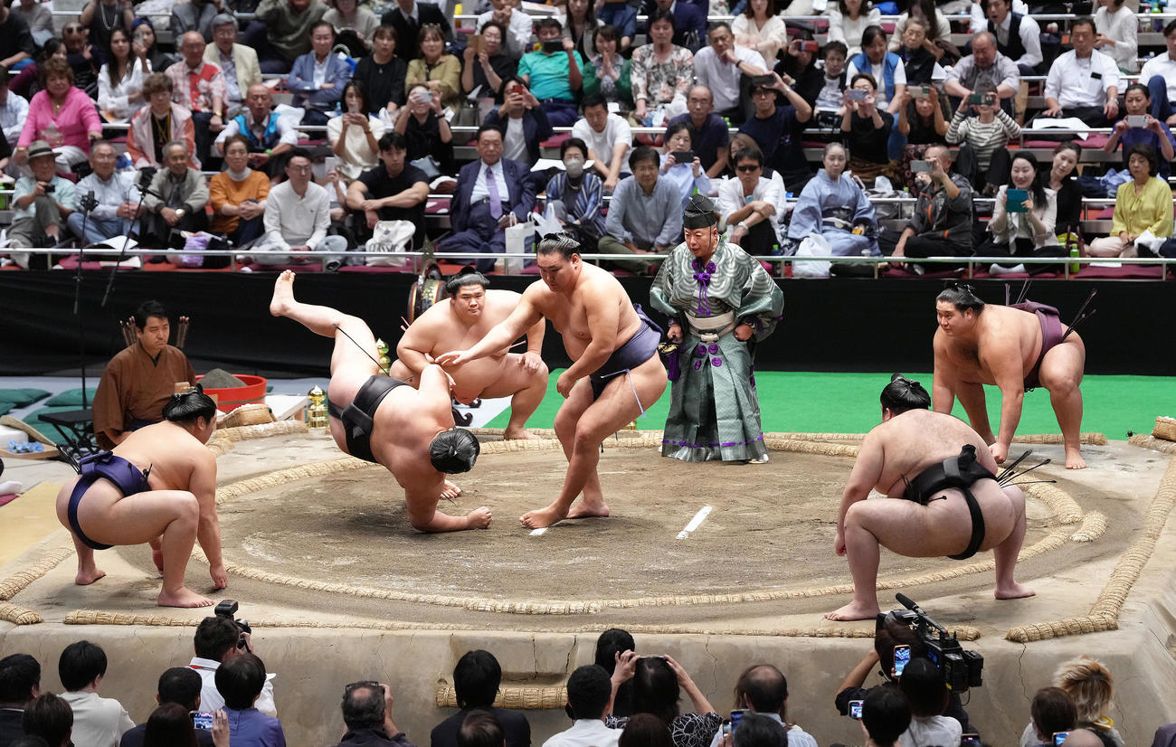 横綱五人掛かりに臨む豊昇龍（中央右）（撮影・足立雅史）