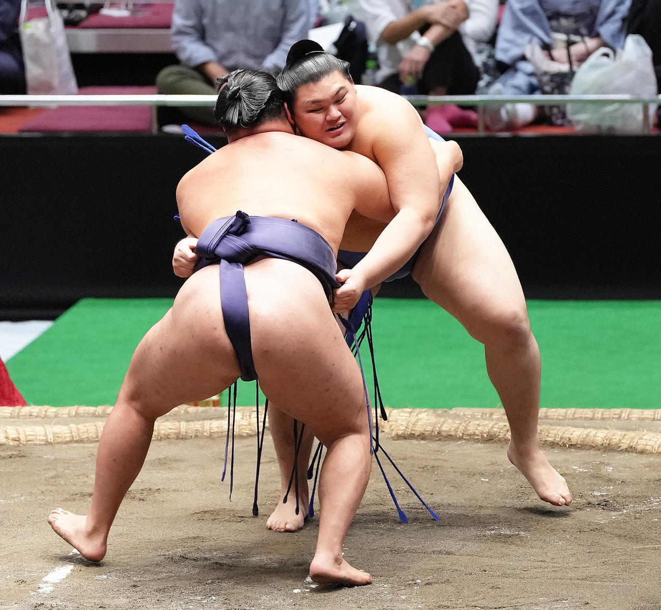 古式大相撲で競り合う大の里（右）と豊昇龍（撮影・足立雅史）