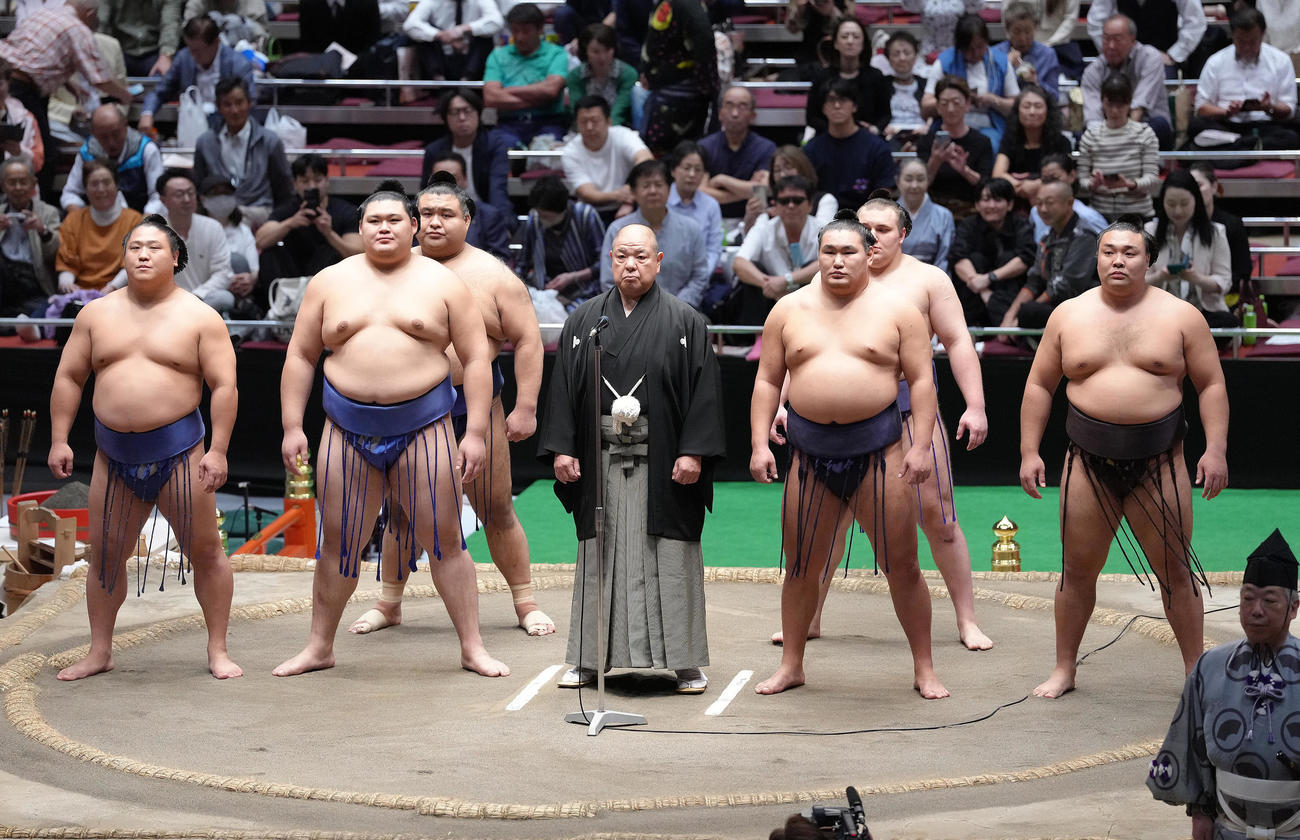 大相撲100周年場所であいさつする日本相撲協会の八角理事長（中央）（撮影・足立雅史）