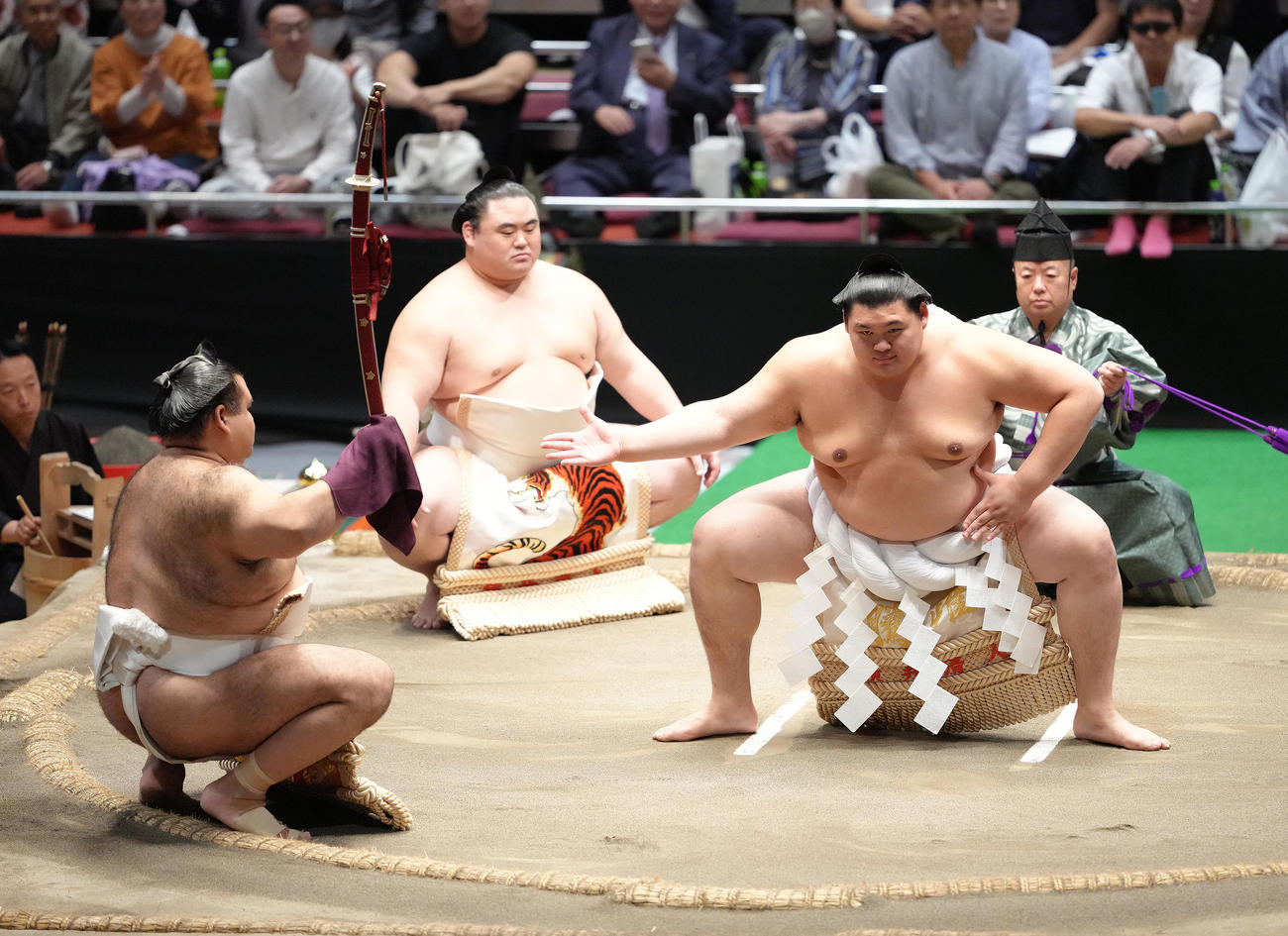 横綱土俵入りに臨む大の里（右）。露払い隆の勝（中央）、太刀持ち高安（撮影・足立雅史）