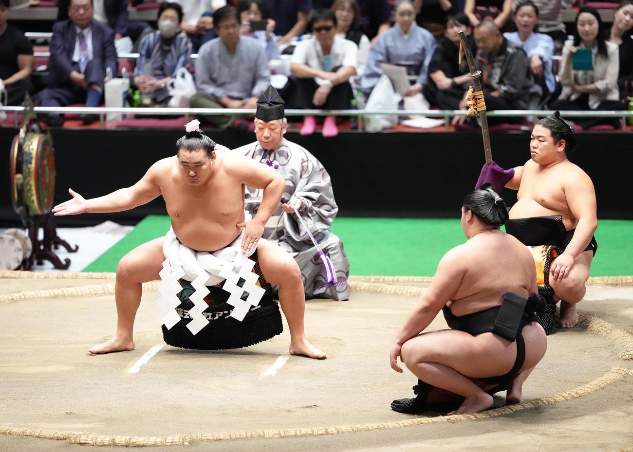 横綱土俵入りに臨む豊昇龍（左）。露払いは明生、太刀持ちは平戸海（撮影・足立雅史）
