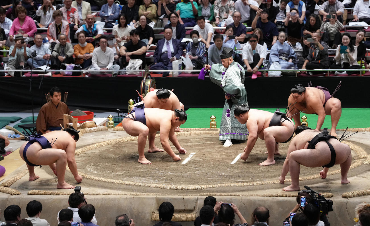横綱五人掛かりに臨む豊昇龍（中央左）（撮影・足立雅史）