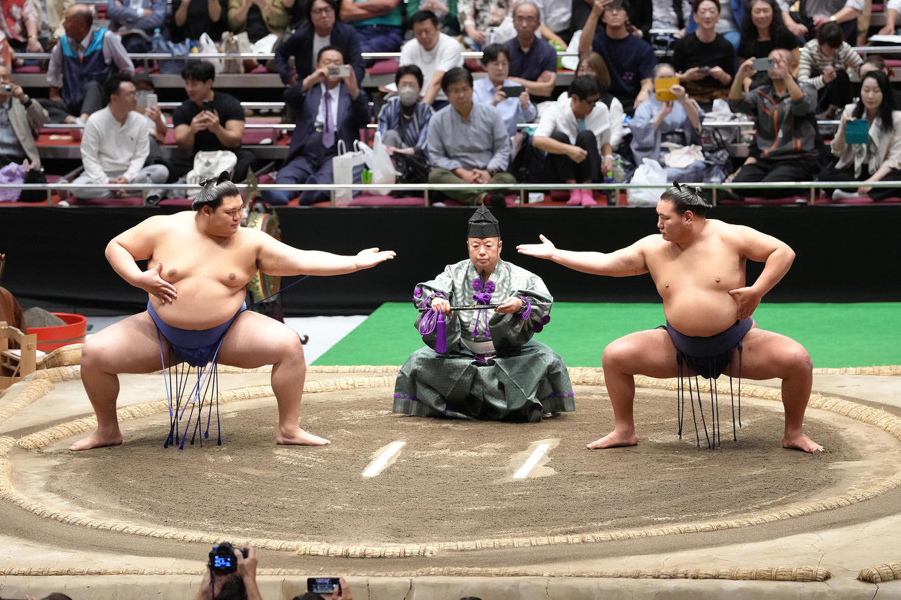 三段構えを披露する大の里（左）と豊昇龍（撮影・足立雅史）