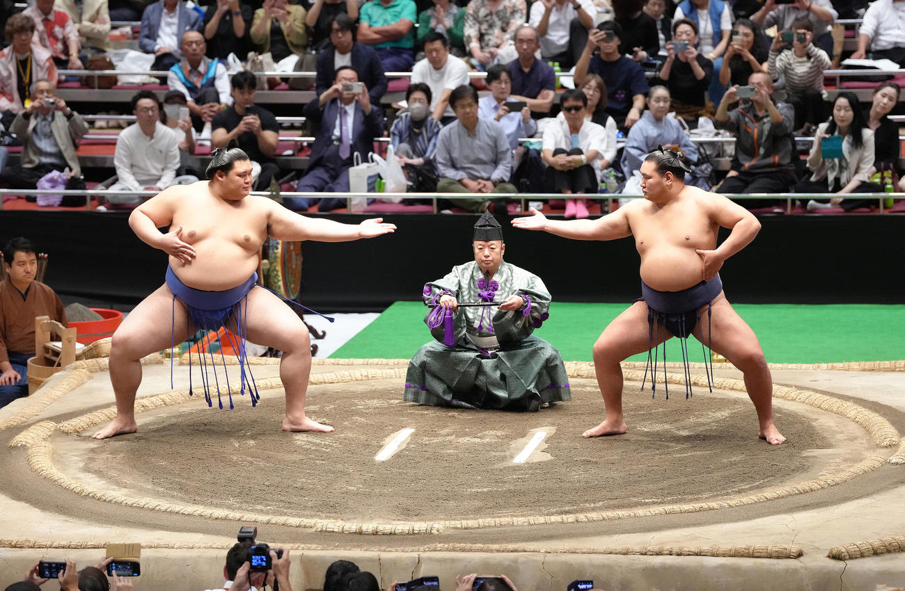 三段構えを披露する大の里（左）と豊昇龍（撮影・足立雅史）