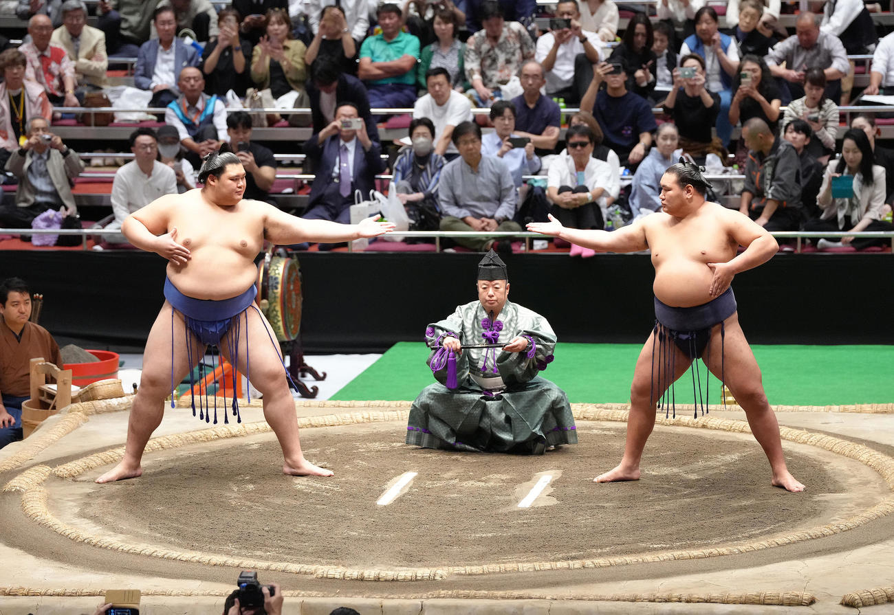 三段構えを披露する大の里（左）と豊昇龍（撮影・足立雅史）