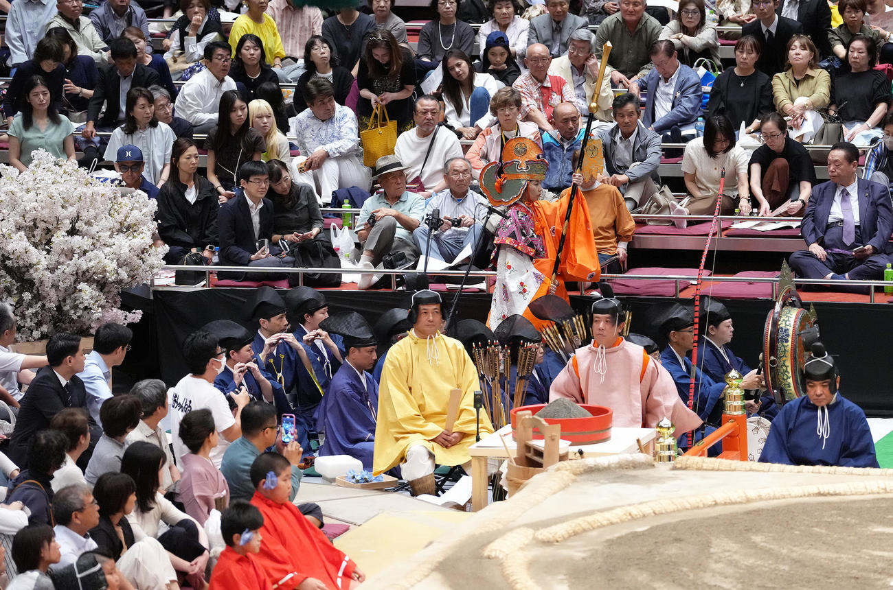 大相撲100周年場所で披露された振鉾（えんぶ）（撮影・足立雅史）