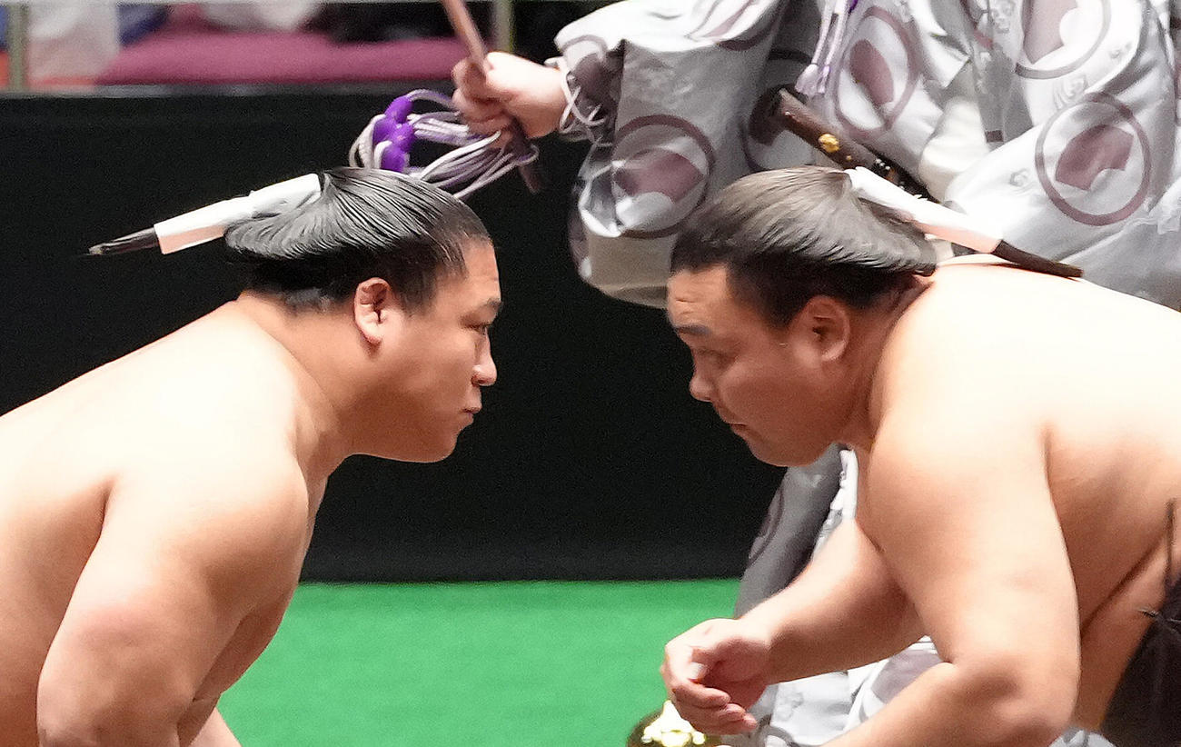 神相撲でまげを結わずに紙を和紙で束ねて取組に臨む霧島（左）と若隆景（撮影・足立雅史）